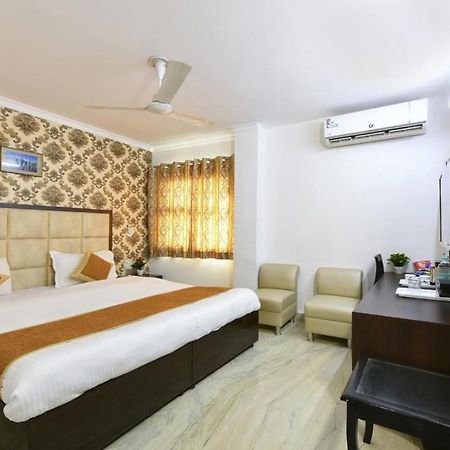 Hotel The First By Goyal Hotelie Agra  Exterior foto