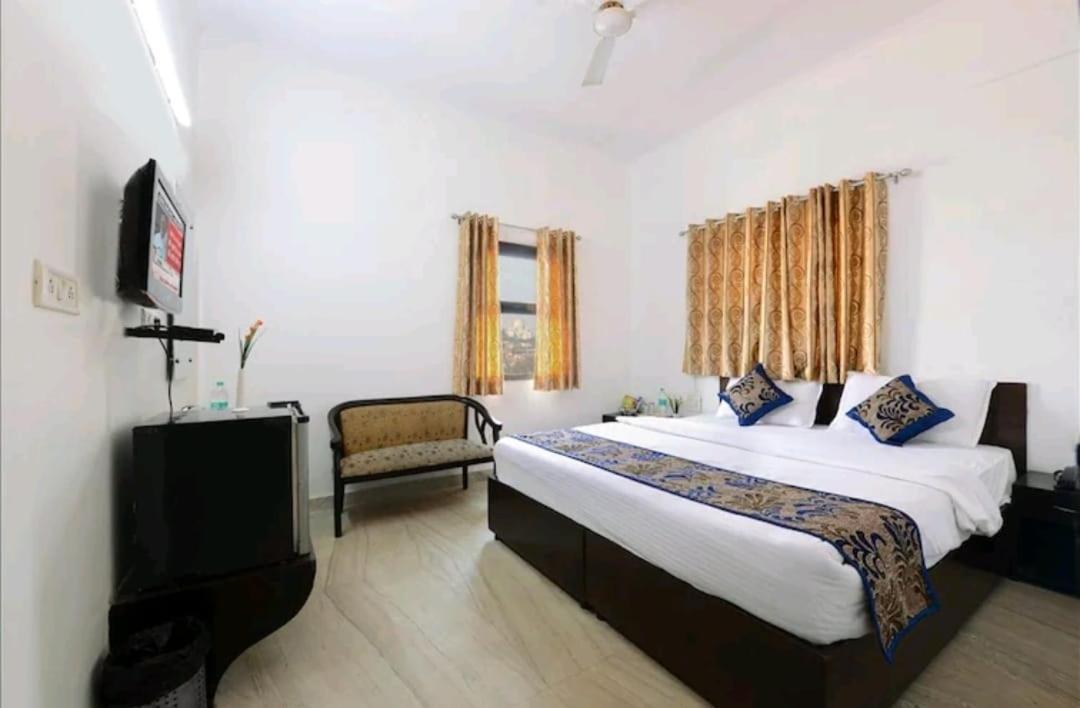 Hotel The First By Goyal Hotelie Agra  Exterior foto