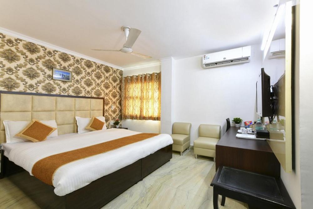 Hotel The First By Goyal Hotelie Agra  Exterior foto